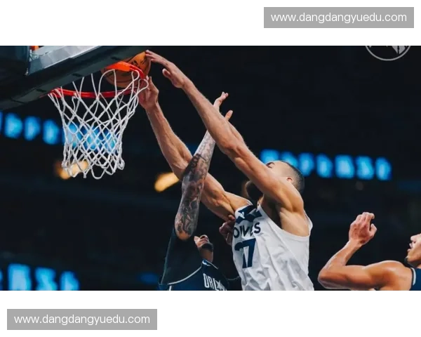 森林狼在唐斯与戈贝尔的内线组合中摇摆,防守与进攻空间难以实现最优平衡 森林狼在唐斯与戈贝尔的内线组合中摇摆,防守与进攻空间难以实现最优平衡